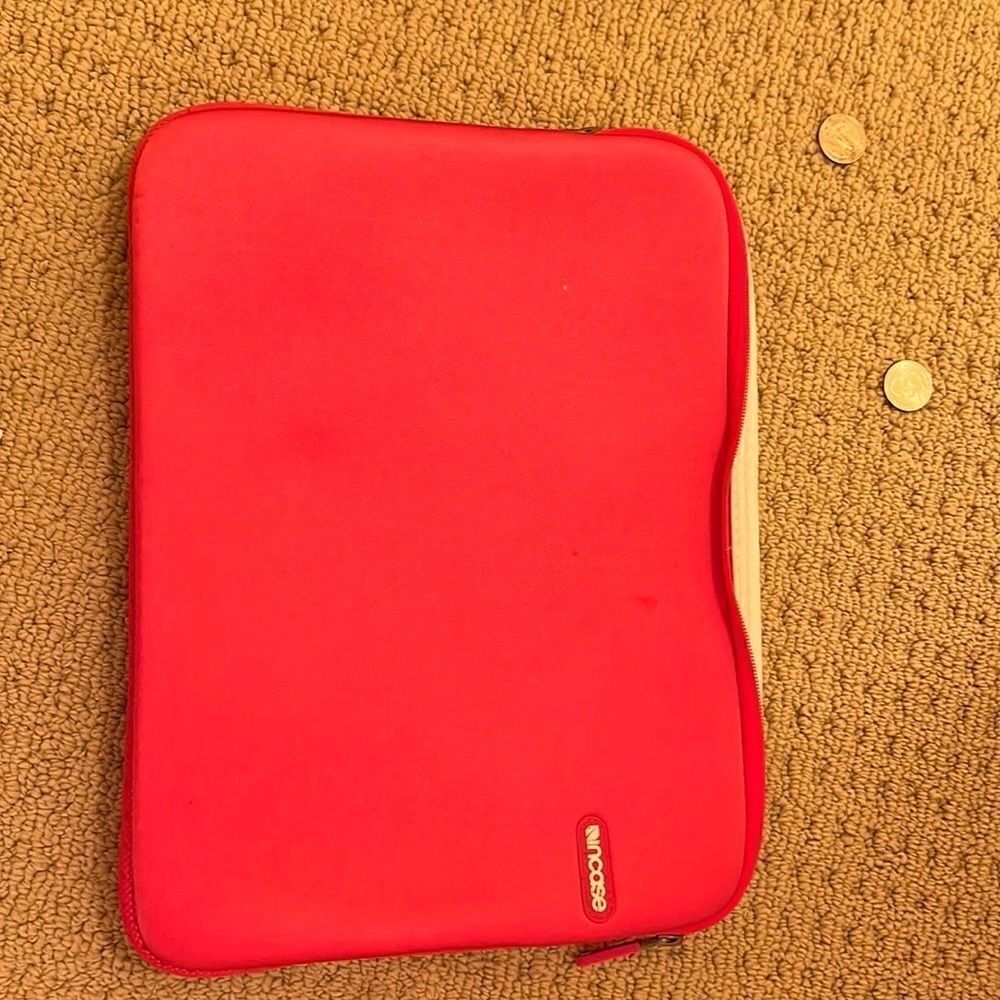 incase laptop case. fits 12-14 inch computer